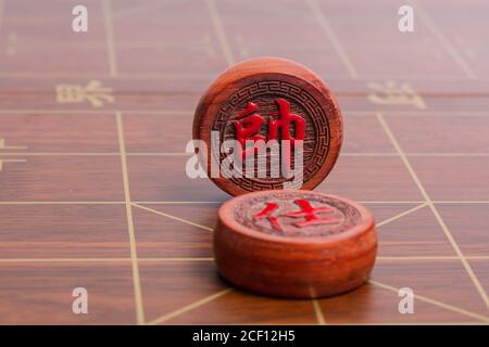 Pezzi di scacchi cinesi in legno su sfondo bianco Foto Stock