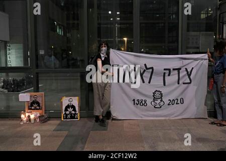 GERUSALEMME, ISRAELE - 02 SETTEMBRE: I manifestanti hanno una grande bandiera che recita "Giustizia a Iyad" all'ingresso dell'edificio in cui si trova il Dipartimento di polizia interna durante una manifestazione tenuta dall'organizzazione anti-razzismo israeliana Tag Meir che chiede giustizia per Eyad al-Hallaq il 02 settembre 2020 a Gerusalemme, Israele. Iyad, un uomo palestinese con autismo, è stato ucciso per errore da ufficiali di polizia di frontiera israeliani a Gerusalemme est lo scorso maggio. La famiglia di Iyad chiede la pubblicazione del filmato che documenta l'uccisione al pubblico. Credit: Eddie Gerald/Alamy Live News Foto Stock