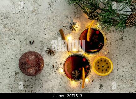 VIN brulé natalizio con arance e spezie, con decorazioni natalizie. Foto Stock