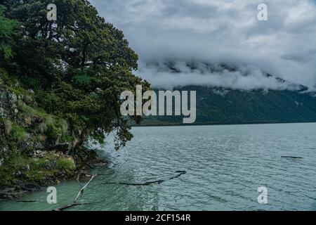 Basom tso, un lago sacro in Tibet, in un giorno nuvoloso in estate. Foto Stock