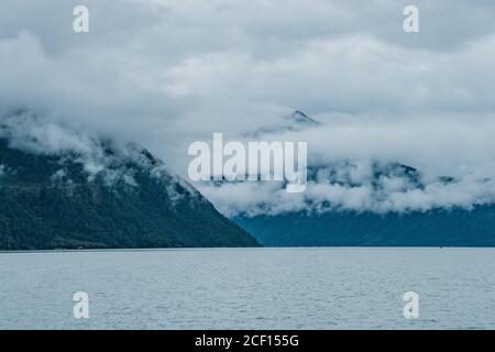 Basom tso, un lago sacro in Tibet, in un giorno nuvoloso in estate. Foto Stock