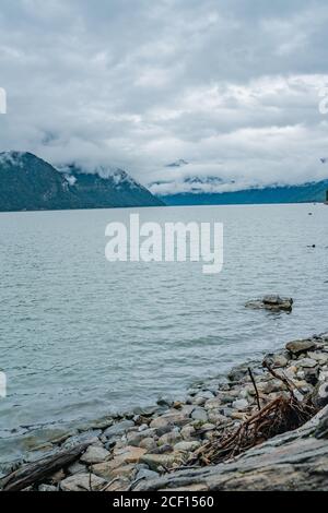 Basom tso, un lago sacro in Tibet, in un giorno nuvoloso in estate. Foto Stock