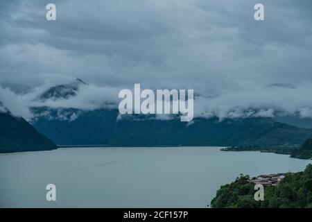 Basom tso, un lago sacro in Tibet, in un giorno nuvoloso in estate. Foto Stock