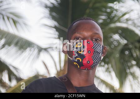 Maschera protettiva in corona-covid-19 tempo, proteggersi, rimanere a casa, mantenere la distanza, lavare le mani, 2020 Foto Stock