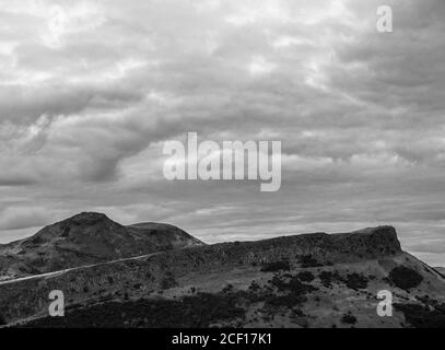 Paesaggio bianco e nero, giorno nuvoloso, Salisbury Crass, King Arthuers Seat, Holyrood Park, Edimburgo, Scozia, Regno Unito, GB. Foto Stock