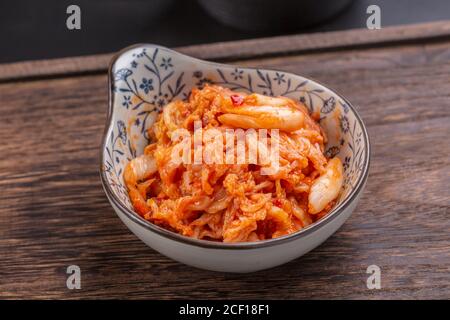 Kimchi su tavola in legno, coreano Foto Stock