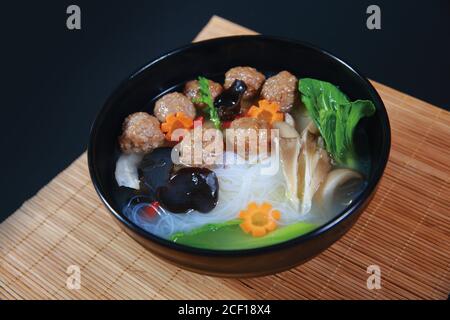 Cucina cinese manzo palla verdure noodle Foto Stock