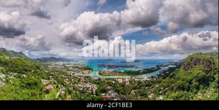 Vista panoramica al tramonto della costa di Mahe e dell'isola di Eden, Seychelles. Foto Stock