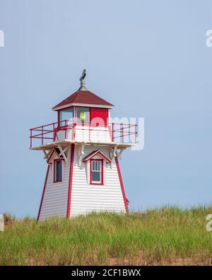 Covehead Harbour Lighthouse – un edificio storico di valore storico situato tra le dune di sabbia del Prince Edward Island National Park del Canada. Foto Stock