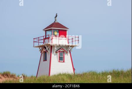 Covehead Harbour Lighthouse – un edificio storico di valore storico situato tra le dune di sabbia del Prince Edward Island National Park del Canada. Foto Stock