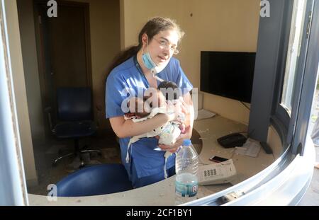 Pechino, Libano. 4 agosto 2020. Un'infermiera si prende cura di tre bambini in un ospedale danneggiato dopo l'esplosione a Beirut, Libano, 4 agosto 2020. Credit: Bilal Jawich/Xinhua/Alamy Live News Foto Stock