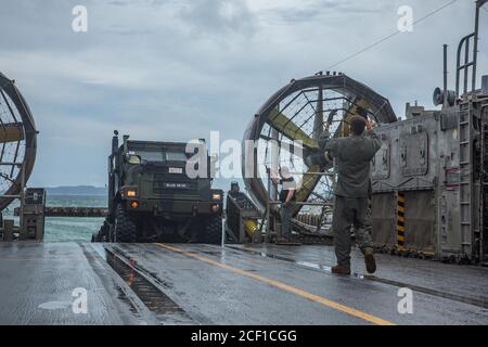 OKINAWA, Giappone (agosto 27, 2020) una sostituzione di veicolo tattico medio con Battaglione di Logistica di combattimento 31, 31st Marine Expeditionary Unit (MEU) guida su un'imbarcazione da atterraggio, un hovercraft a cuscino d'aria assegnato alla Naval Beach Unit 7. Germantown, parte dell'America Amphibious Readiness Group (ARG), 31° team MEU, opera nella settima area operativa della flotta degli Stati Uniti per migliorare l'interoperabilità con alleati e partner e fungere da forza di risposta pronta per difendere la pace e la stabilità nella regione Indo-Pacifico. La squadra americana ARG, 31ma MEU rimane la principale forza di risposta alle crisi nella regione despi Foto Stock