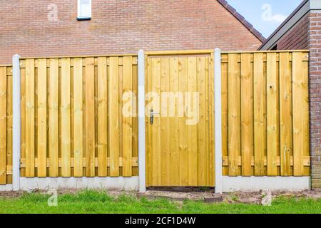 Nuova costruzione di recinzione in legno olandese con portico e muro in pietra Foto Stock