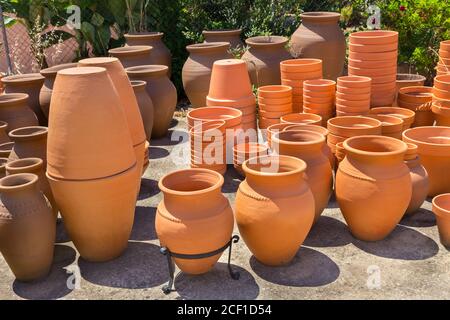 Molti grandi vasi di argilla arancione all'aperto presso il negozio di ceramiche portoghese Foto Stock