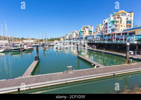 Porto con barche e molo nella città Albufeira in Portogallo Foto Stock