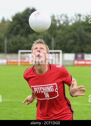 USO EDITORIALE SOLO ex-calciatore Stuart Pearce al suolo di Thame United FC in Oxfordshire per annunciare il suo ruolo di ambasciatore di un nuovo multi-milioni di sterline programma di investimento da parte di GVC chiamato Pitching in, Che è stato progettato per sostenere e promuovere lo sport di base fornendo sostegno finanziario, in quanto i campionati inferiori di calcio si confrontano con le conseguenze della pandemia COVID-19 Foto Stock