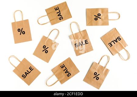 Concetto di sconto per le vendite del Black Friday. Borse di carta artigianali con parole Vendita su sfondo bianco. Foto Stock