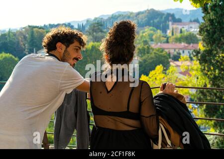 Una giovane coppia ammira il panorama di Bassano dal castello, durante il tramonto Foto Stock