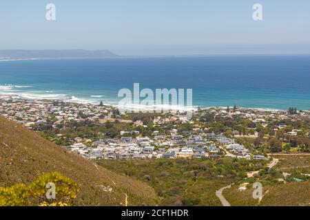 Vista su Hermanus dalle montagne della riserva naturale di Fernkloof, Capo Occidentale, Sud Africa Foto Stock