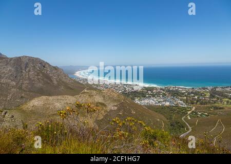 Vista su Hermanus dalla riserva naturale di Fernkloof, Sudafrica Foto Stock