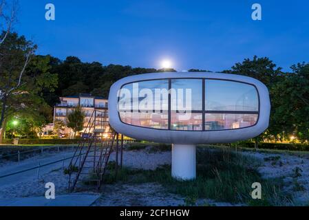 Binz, Germania. 05 agosto 2020. La Torre Müther si trova in una delle entrate della spiaggia. L'edificio futuristico fu costruito nel 1981 per i bagnini della più grande località balneare dell'isola di Rügen. Fu costruito dal maestro costruttore di calcestruzzo di conchiglie Ulrich Müther. Oggi la torre funge da sala per matrimoni. Credit: Stefano Nosini/dpa-Zentralbild/ZB/dpa/Alamy Live News Foto Stock