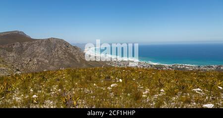 Vista su Hermanus dalla riserva naturale di Fernkloof, Sudafrica Foto Stock