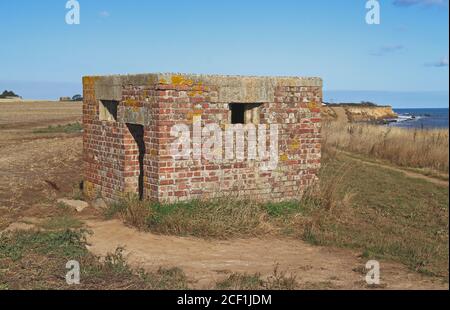 Una casella di pill quadrata di tipo 26 della seconda Guerra Mondiale che si erge in cima alla scogliera sulla costa nord del Norfolk a Happisburgh, Norfolk, Inghilterra, Regno Unito. Foto Stock