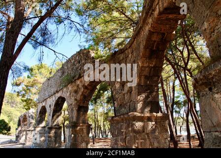 Le rovine dell'acquedotto a Phaselis, antica città greca e romana sulla costa dell'antica Lycia. Antalya Turchia Foto Stock