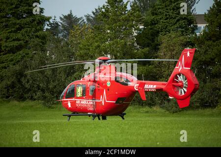 Irlanda del Nord Air Ambulance on Call out atterrato su un Campo di calcio scolastico a Newtownabbey Irlanda del Nord ambulanza aerea UK irlanda del nord, ni Foto Stock