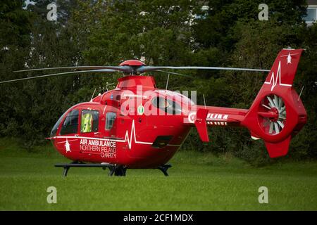 Irlanda del Nord Air Ambulance on Call out atterrato su un Campo di calcio scolastico a Newtownabbey Irlanda del Nord ambulanza aerea UK irlanda del nord, ni Foto Stock