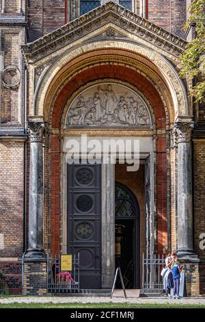 Sionskirche, la chiesa di Sion con ingresso ad arco con colonne e dettagli scultorei a Mitte-Berlin, Germania Foto Stock