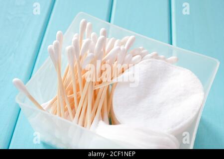 I bastoncini e i dischi di cotone sono conservati in un'unica confezione. Bastoncini cosmetici in legno e tamponi rotondi. Foto Stock