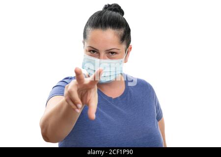 Modello donna che punta le dita sullo schermo come guardando voi gesto indossare medico o chirurgico rivestimento monouso viso per prevenire infezione da sars Foto Stock