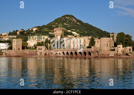 Francia, costa azzurra, Mandelieu la Napoule, località balneare, capitale della mimosa con il suo castello di fronte al cono di origine vulcanica chiamato San Peyre. Foto Stock