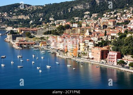 Francia, costa azzurra, Villefranche sur Mer con la sua cittadella storica. Questo profondo porto naturale fornisce un ancoraggio sicuro per le navi da crociera e le barche a vela. Foto Stock