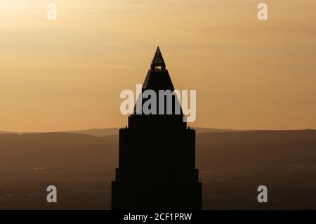 Francoforte, Germania. 31 Agosto 2020. Il Messeturm nel distretto bancario di Francoforte. Francoforte, 31 agosto 2020 | utilizzo in tutto il mondo Credit: dpa/Alamy Live News Foto Stock