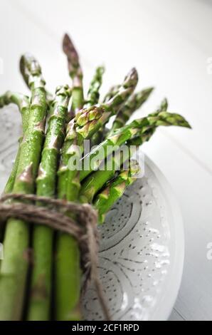 Primo piano in bundle di asparagi verdi freschi Foto Stock