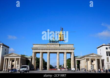 Elicottero di soccorso ADAC Christoph 31 durante una chiamata medica di emergenza al traguardo di Brandeburgo. Berlino, 08/25/2020 | utilizzo in tutto il mondo Foto Stock