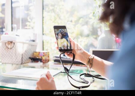 Donna che parla con gli amici sullo schermo dello smartphone Foto Stock