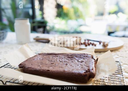 Primo piano su brownie fatte in casa su griglia di raffreddamento Foto Stock
