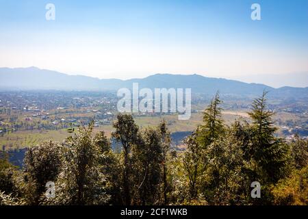 Bir Village da un alto punto di trekking a Himachal Pradesh, India. Bir Billing è famosa per il parapendio, trekking, Mountain Terrain Biking e Camps. Foto Stock