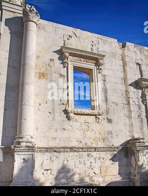 Antiche rovine romane a Zara, Croazia: Muro di pietra bianca e finestra decorata Foto Stock