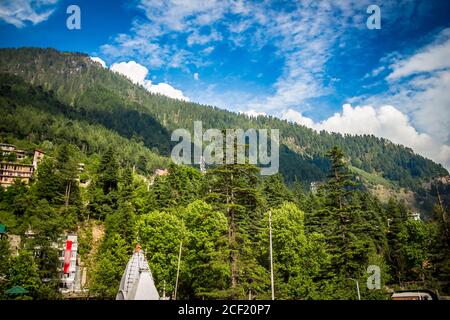 Manali, Himachal Pradesh. Vista panoramica dell'Himalaya. Bellezza naturale della Valle di Solang in India. Famoso luogo turistico per viaggi e viaggi di nozze Foto Stock