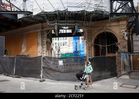 Giovane donna con carrozzina si orienta di fronte al cantiere del Dom-Hotel, Colonia, Germania junge Frau mit Kinderwagen ori Foto Stock