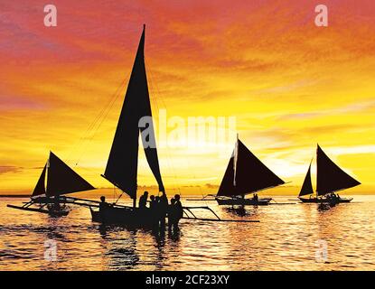 La silhouette di quattro barche a vela al tramonto lungo la Spiaggia Bianca sull'Isola di Boracay, Aklan, Filippine. Il cielo sembra giallo arancione come una palla di fuoco. Foto Stock