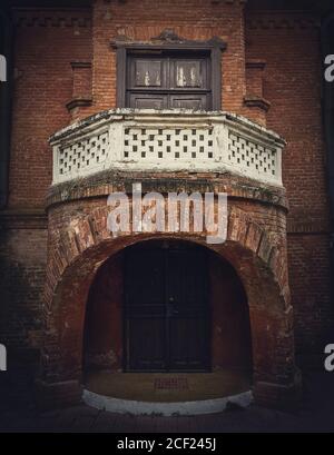 Dettagli architettonici, la porta d'ingresso con il balcone del Castello di Caccia a Manuc bei Mansion, Moldavia. Vecchia facciata in mattoni. Halloween Haunte Foto Stock