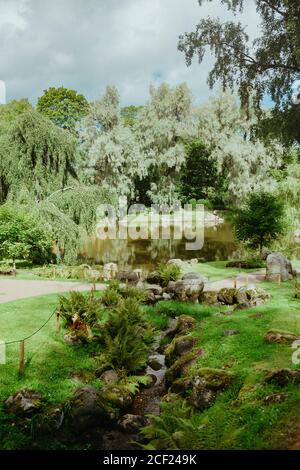 Immagine verticale di un giardino giapponese nel parco di Kadriorg, Tallinn, Estonia Foto Stock