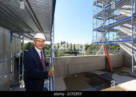 03 settembre 2020, Sassonia, Freiberg: Jens allora, Cancelliere della tu Bergakademie Freiberg, sta in piedi sulla futura terrazza sul tetto durante un evento mediatico sul sito di costruzione della nuova biblioteca universitaria e del centro di conferenze associato. Il complesso edilizio dovrebbe essere pronto per l'uso a partire dal semestre invernale 2022/2023. Foto: Robert Michael/dpa-Zentralbild/dpa Foto Stock