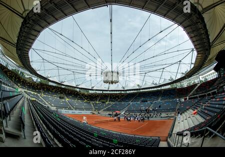 Amburgo, Germania. 03 settembre 2020. I rappresentanti dei media si reeranno al Centre Court all'apertura della moderna struttura di tennis del Rothenbaum di Amburgo. Credit: Axel Heimken/dpa/Alamy Live News Foto Stock