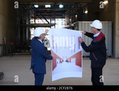 03 settembre 2020, Sassonia, Freiberg: Jens allora (l), Cancelliere della tu Bergakademie Freiberg, e Jörg Scholich della società statale Sächsisches Immobilien- und Baumanagement hanno una visualizzazione dell'edificio finito nelle loro mani durante un evento mediatico presso il cantiere della nuova biblioteca universitaria e del centro conferenze associato. Il complesso edilizio dovrebbe essere pronto per l'uso a partire dal semestre invernale 2022/2023. Foto: Robert Michael/dpa-Zentralbild/dpa Foto Stock